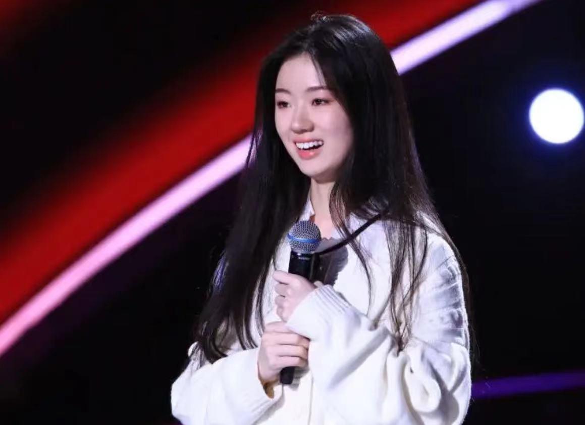 震撼！单依纯连续两期夺冠 林志炫淘汰引发全网热议，背后真相令人意外！