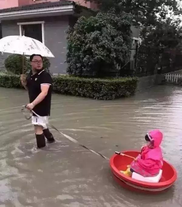 暴雨家长划桨板接娃：暖心救援还是安全隐患？深度解析引热议