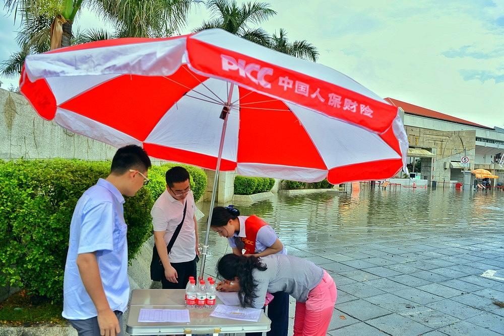 震惊！武汉大学校门被淹，校园安全引热议！