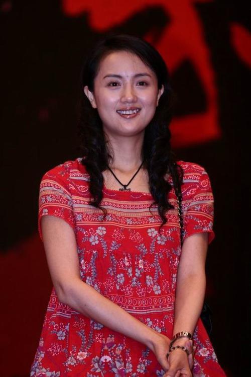 邓超发文悼念朱媛媛 狗头表情引争议！网友炸锅：是幽默还是失礼？