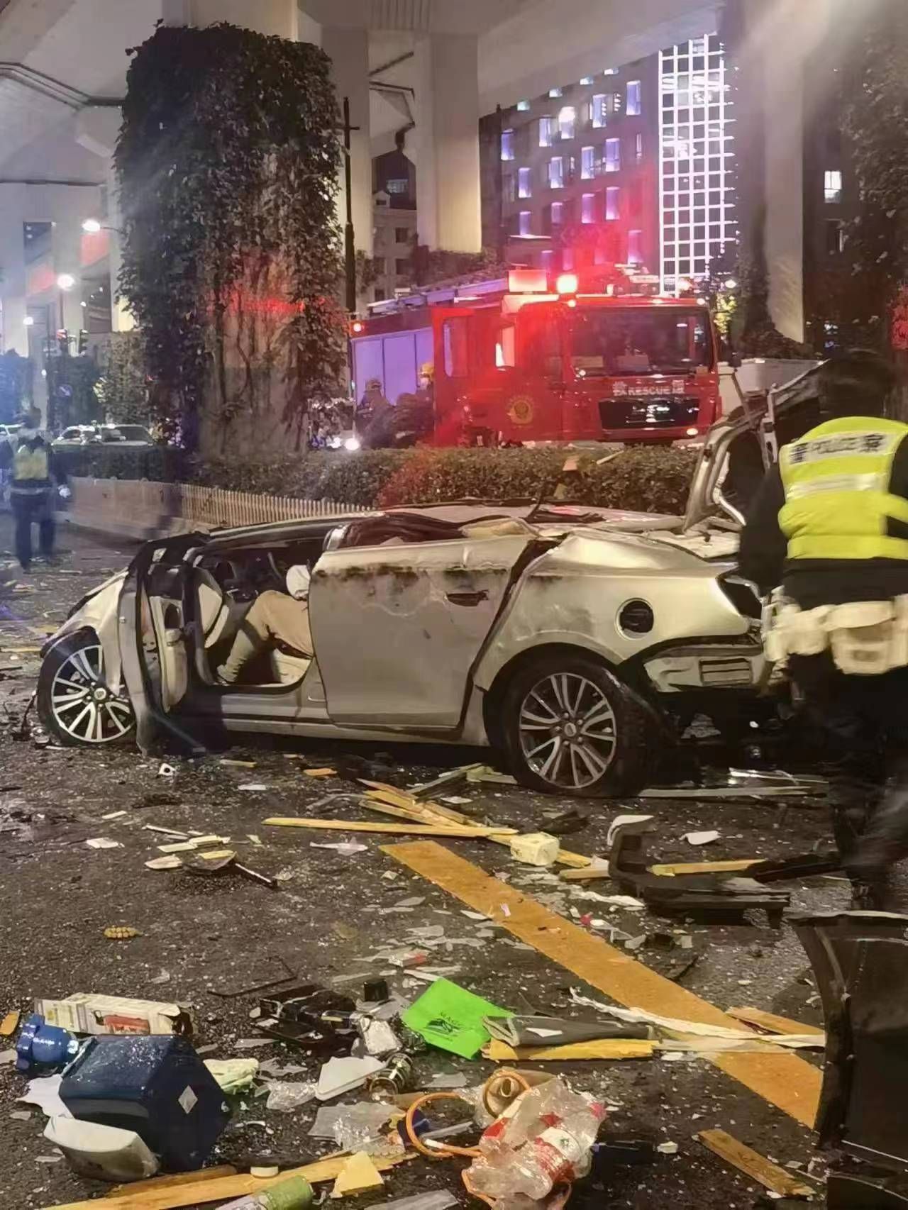 震惊！上海一轿车行驶中突然整车离地弹起，现场画面曝光！