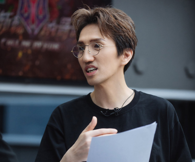 震惊！何炅宣布林志炫淘汰后数次结巴，背后原因令人深思！