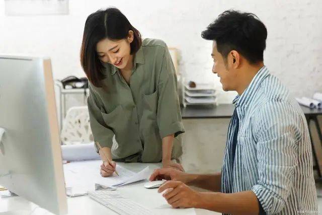 震惊！高管与同事接吻被辞 为何能获赔偿？背后真相揭秘！