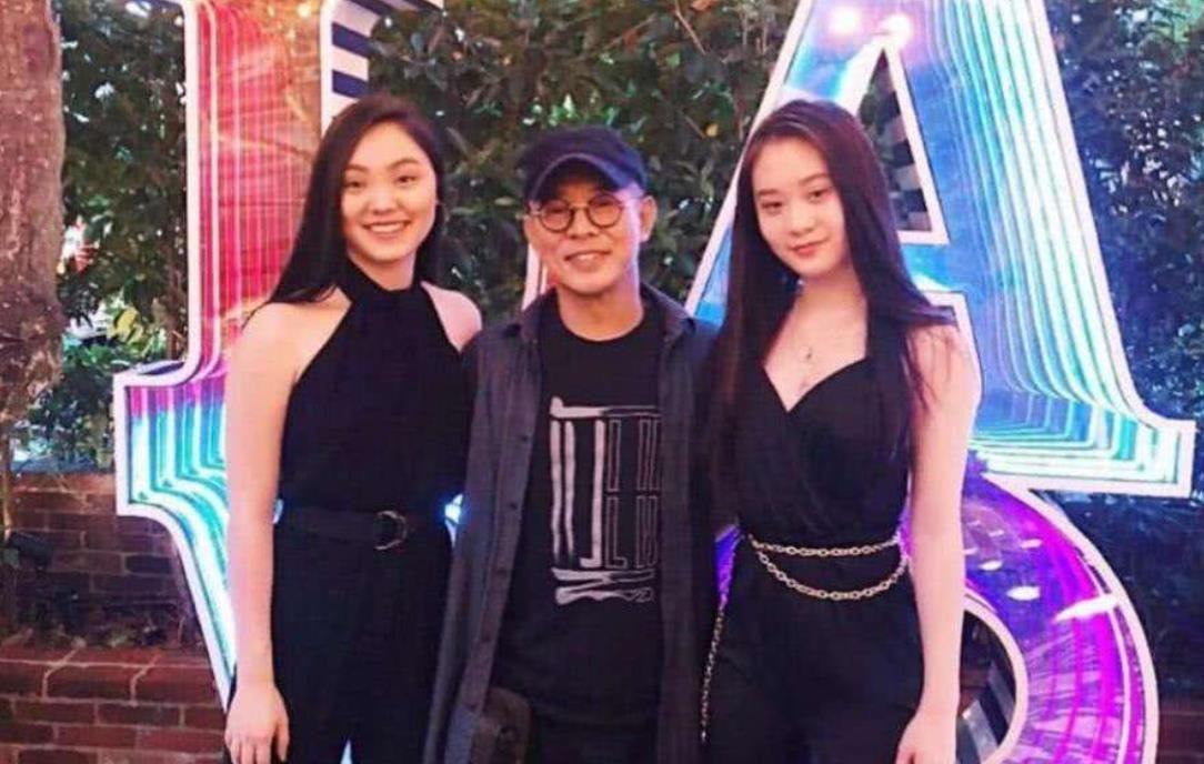 震惊！62岁李连杰与女儿出游被粉丝“围堵”，场面一度失控！