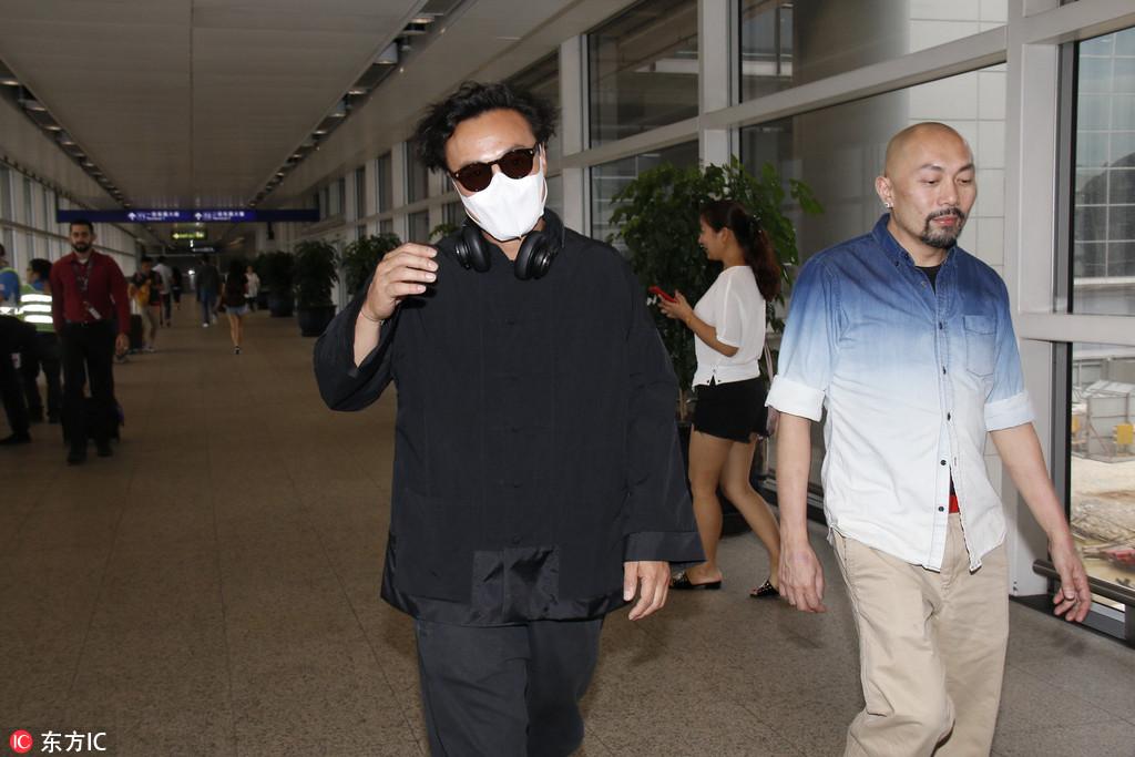 陈奕迅演唱会爆咳连连挥手示意没事！粉丝心疼不已，背后原因令人揪心