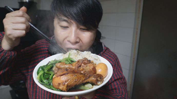 震惊！小伙连吃28天鸡腿饭瘦了10多斤，专家揭秘背后真相！
