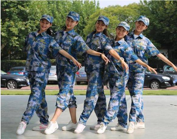 "被两百万网友严选的新生军训服"爆火！揭秘它凭什么成为校园顶流？