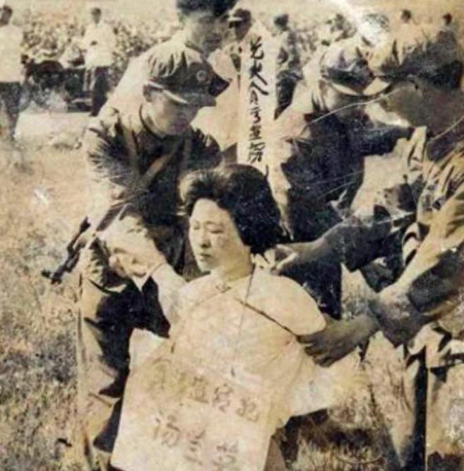 震惊！子女炫富致多官落马，背后隐藏的腐败链条曝光！