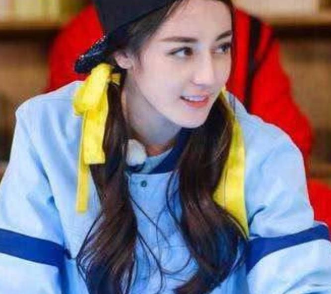 惊艳！赵丽颖粉色双马尾造型引爆全网，少女感爆棚的秘密竟是...