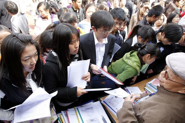 震惊！特朗普怒批：哈佛很多学生连2+2都不会做，美国教育怎么了？